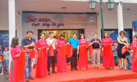 Khai mạc triển lãm “Sắc màu cuộc sống tôi yêu” ở Nhà triển lãm 45 Tràng Tiền. Khai mạc triển lãm “Sắc màu cuộc sống tôi yêu” ở Nhà triển lãm 45 Tràng Tiền.