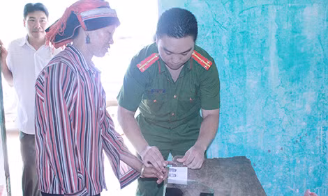 Cán bộ Công an tỉnh Hà Giang làm CMND cho bà con tại địa bàn vùng cao, vùng xa. Cán bộ Công an tỉnh Hà Giang làm CMND cho bà con tại địa bàn vùng cao, vùng xa.