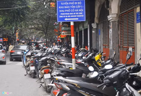 Vỉa hè không có lối dành cho người đi bộ. Vỉa hè không có lối dành cho người đi bộ.