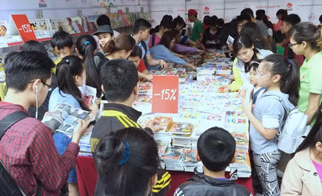 Khá đông độc giả nhỏ tuổi đến với Ngày hội sách Việt Nam. Khá đông độc giả nhỏ tuổi đến với Ngày hội sách Việt Nam.