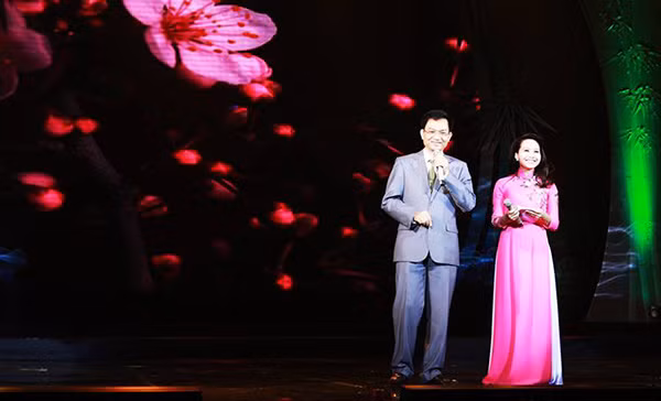 Nhà thơ Lê Cảnh Nhạc giao lưu cùng khán giả trong Chương trình nghệ thuật “Đất nước và tình yêu”. Nhà thơ Lê Cảnh Nhạc giao lưu cùng khán giả trong Chương trình nghệ thuật “Đất nước và tình yêu”.