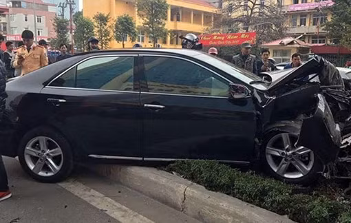 Camry nát đầu sau cú đâm cột trụ đường sắt trên cao