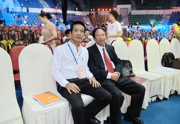 Nhạc sỹ Nguyễn Vĩnh Tiến (trái) và tác giả - nhà thơ Dương Xuân Nam. Nhạc sỹ Nguyễn Vĩnh Tiến (trái) và tác giả - nhà thơ Dương Xuân Nam.