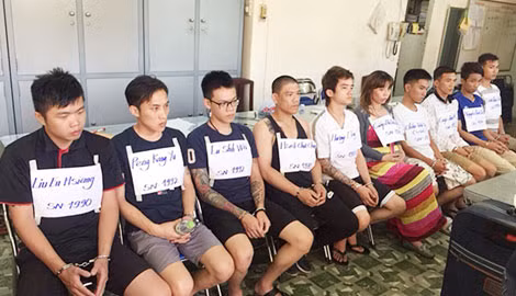 Các bị can trong băng nhóm lừa đảo.