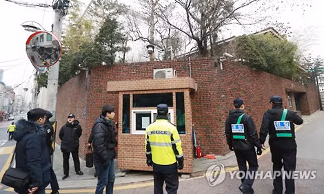 Cảnh sát bảo vệ bên ngoài tư dinh của bà Park ngày 12-3. Ảnh: Yonhap.