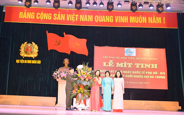 Trung tướng, GS.TS Nguyễn Văn Ngọc, Giám đốc Học viện ANND tặng hoa chúc mừng đại diện Hội phụ nữ Học viện.