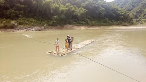 Người dân qua sông Luồng tại khu vực bản Bôn, xã Trung Thượng, huyện Quan Sơn.