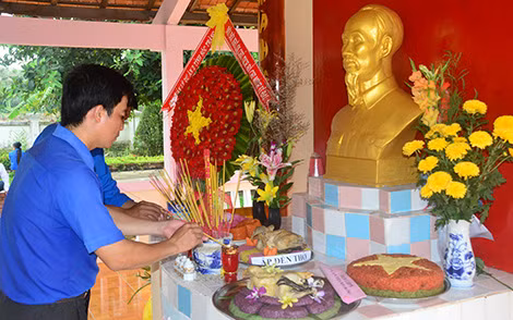 Cán bộ, nhân dân tỉnh Sóc Trăng đến xã An Thạnh Đông, huyện Cù Lao Dung, dâng hương tưởng nhớ Chủ tịch Hồ Chí Minh vĩ đại.