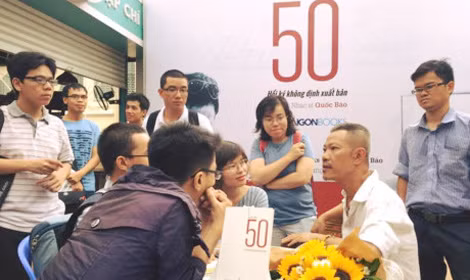 Nhạc sĩ Quốc Bảo giao lưu với độc giả trong lễ ra mắt hồi ký của mình.