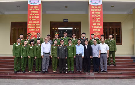 Thứ trưởng Nguyễn Văn Sơn và các đại biểu.