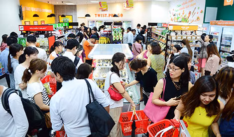 Khách hàng mua sắm rất đông tại 7- Eleven. Khách hàng mua sắm rất đông tại 7- Eleven.