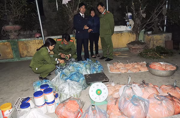 Lực lượng Công an kiểm tra tang vật.