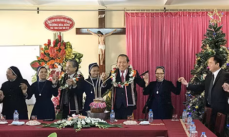 Phó Thủ tướng Thường trực Trương Hòa Bình thăm và tặng quà tại Hội dòng ảnh phép lạ Kon Tum. Ảnh: TTXVN