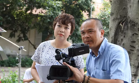 Đạo diễn Đặng Thái Huyền (bên trái).