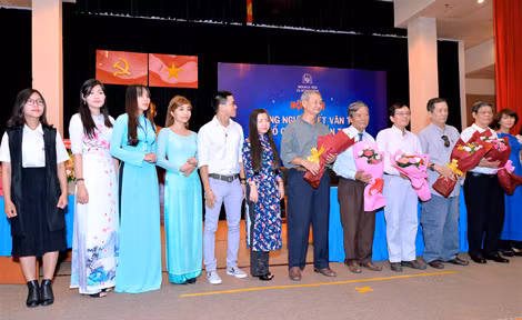 Các cây bút trẻ tặng hoa cho các nhà văn lão thành tại Hội nghị những người viết văn trẻ TP Hồ Chí Minh lần thứ IV.