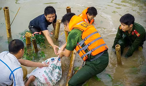 Công an huyện Nga Sơn hộ đê sông Hoạt.