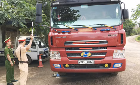 CSGT cân kiểm tra phương tiện chở hàng. CSGT cân kiểm tra phương tiện chở hàng.