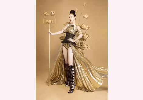 Bộ trang phục “Chiến binh hoa” Hà Thu lựa chọn tham dự phần thi “Trang phục truyền thống” tại “Hoa hậu Trái đất” năm nay gây nhiều tranh cãi. Bộ trang phục “Chiến binh hoa” Hà Thu lựa chọn tham dự phần thi “Trang phục truyền thống” tại “Hoa hậu Trái đất” năm nay gây nhiều tranh cãi.