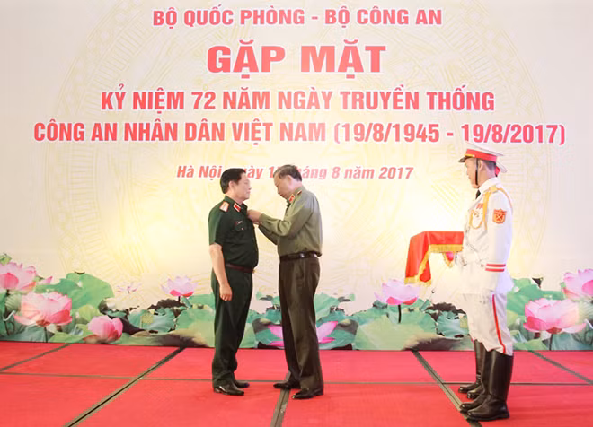 Thượng tướng Tô Lâm trao Kỷ niệm chương Bảo vệ An ninh Tổ quốc tặng Đại tướng Ngô Xuân Lịch.