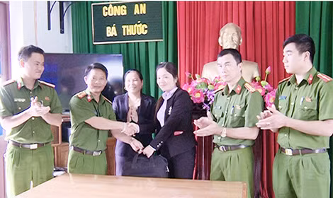 Công an huyện Bá Thước trao trả lại tài sản cho người bị mất.