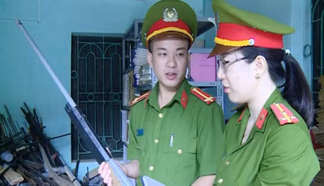 Lực lượng Công an tiến hành phân loại số VK, VLN, CCHT do nhân dân giao nộp.