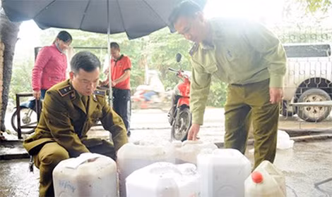 Lực lượng liên ngành kiểm tra, thu giữ rượu bẩn.