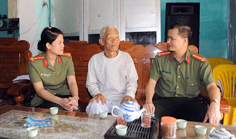Đoàn công tác thăm hỏi gia đình bác Vũ Duy Lãm Đoàn công tác thăm hỏi gia đình bác Vũ Duy Lãm