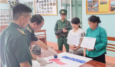 Lực lượng chức năng đang tiến hành kiểm đếm số ma túy tang vật. Lực lượng chức năng đang tiến hành kiểm đếm số ma túy tang vật.