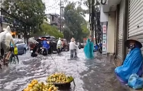 Hải Phòng mưa lớn, nhiều phố biến thành sông. Hải Phòng mưa lớn, nhiều phố biến thành sông.