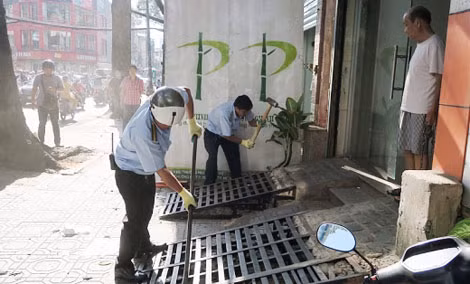 Lực lượng chức năng xử lý các điểm lấn chiếm vỉa hè ở quận 1- TP Hồ Chí Minh.