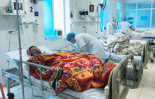 Các bệnh nhân đang được cấp cứu tại bệnh viện. Các bệnh nhân đang được cấp cứu tại bệnh viện.