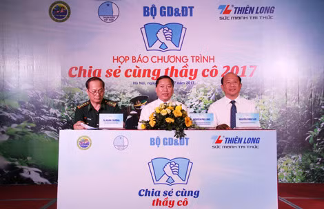 Đồng chí Nguyễn Phi Long, Bí thư Ban Chấp hành Trung ương Đoàn, Chủ tịch Trung ương Hội Liên hiệp Thanh niên Việt Nam; ông Nguyễn Đình Tâm, Tổng giám đốc Tập đoàn Thiên Long cùng lãnh đạo Bộ Giáo dục và Đào tạo, Cục chính trị - Bộ Tư lệnh Bộ đội Biên phòng chủ trì buổi họp báo.