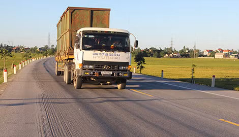 Đường tránh QL1A đoạn qua xã Hưng Đạo, huyện Hưng Nguyên nơi xảy ra vụ tai nạn.