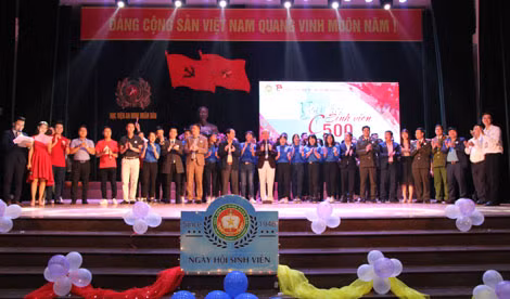 Các vị đại biểu chụp ảnh lưu niệm cùng sinh viên.