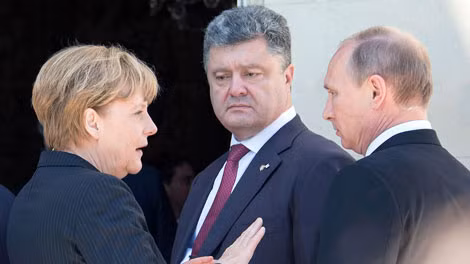 Từ trái sang: Thủ tướng Đức Angela Merkel, Tổng thống Ukraina Petro Poroshenko và Tổng thống Nga Vladimir Putin trong một cuộc gặp tháng 6/2014. Từ trái sang: Thủ tướng Đức Angela Merkel, Tổng thống Ukraina Petro Poroshenko và Tổng thống Nga Vladimir Putin trong một cuộc gặp tháng 6/2014.