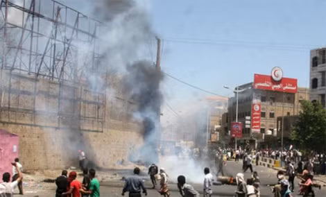 Mỹ: Ngày 22/3, Bộ Ngoại giao Mỹ cho biết đã tạm thời rút các quan chức và nhân viên ra khỏi Yemen vì tình hình an ninh vô cùng rối loạn tại quốc gia này. Thông báo được đưa ra một ngày sau khi tổ chức Nhà nước Hồi giáo tự xưng (IS) gây ra một loạt vụ đánh bom liều chết tại Sanaa, làm 142 người thiệt mạng.