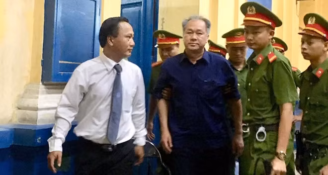 Luật sư Hà Hải tranh thủ hỏi thăm sức khoẻ bị cáo Phạm Công Danh khi được dẫn ra ngoài để nhân viên y tế chăm sóc
