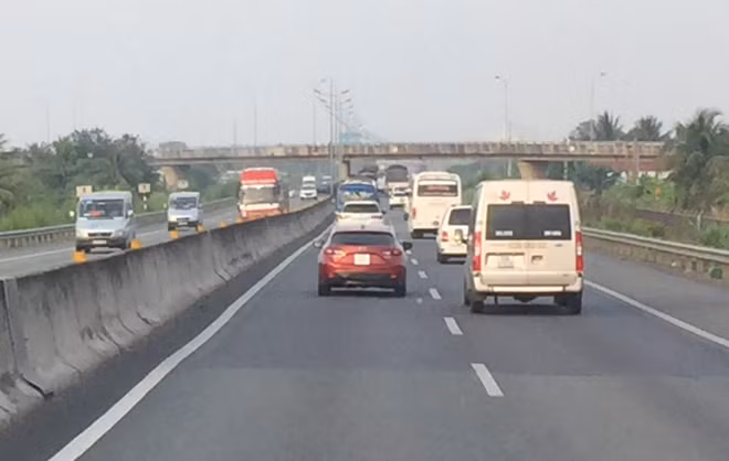 Không được vượt quá 30 người trên phương tiện, kể cả lái xe, nhân viên phục vụ trên xe.