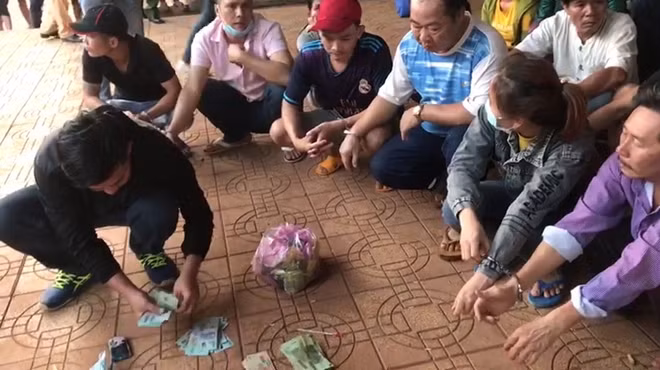Các đối tượng bị bắt quả tang cùng số tiền tang vật