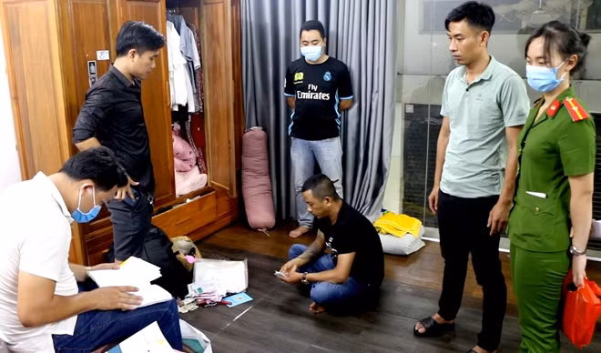 Cơ quan Công an bắt quả tang các đối tượng đánh bạc.