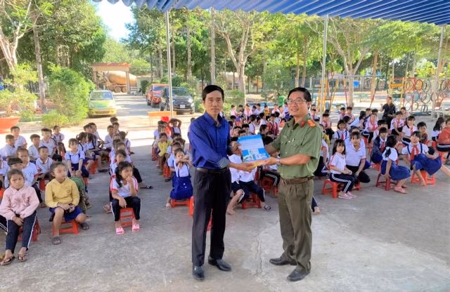 Trao tặng 200 tờ rơi cho thầy Nguyễn Đình Tuyến, Hiệu trưởng trường tiểu học Quang Minh để phục vụ tuyên truyền lâu dài