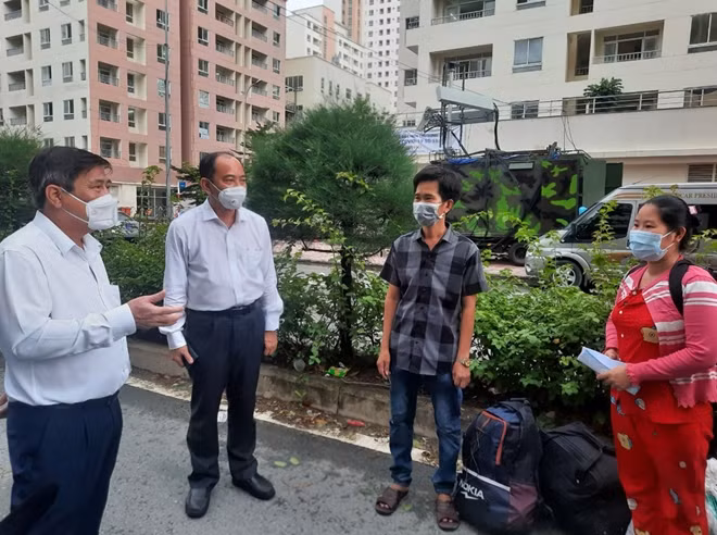 Chủ tịch UBND TP Hồ Chí Minh Nguyễn Thành Phong thăm hỏi, động viên bệnh nhân ra viện.