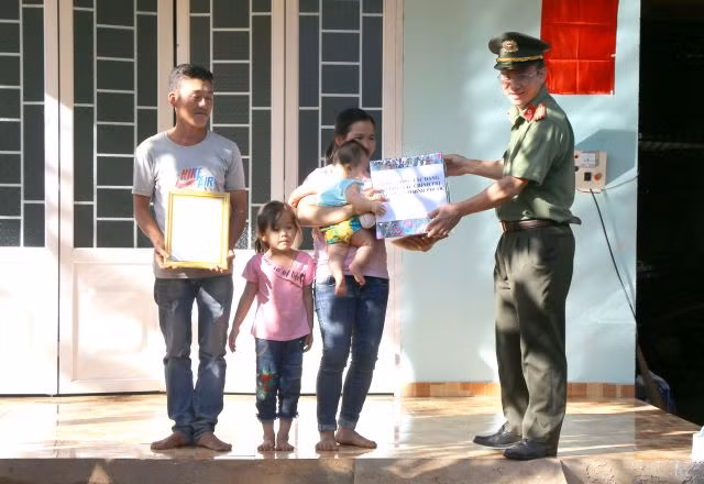 Đại diện Công an tỉnh Bình Phước trao quyết định tặng nhà và quà cho gia đình anh Thái.