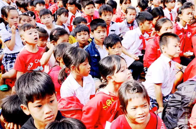 Trường tiểu học Đắk Á hào hứng xem các nữ cán bộ Công an hướng dẫn kiến thức cơ bản và kỹ năng phòng, chống xâm hại trẻ em.