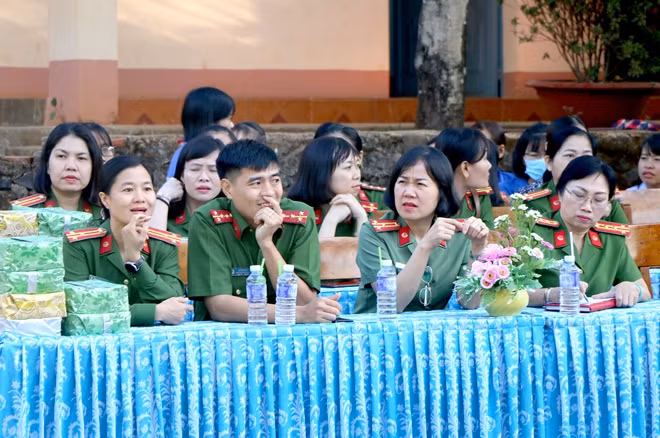 Đại diện hai đơn vị dự chương trình “Mang hơi ấm đến vùng cao”.