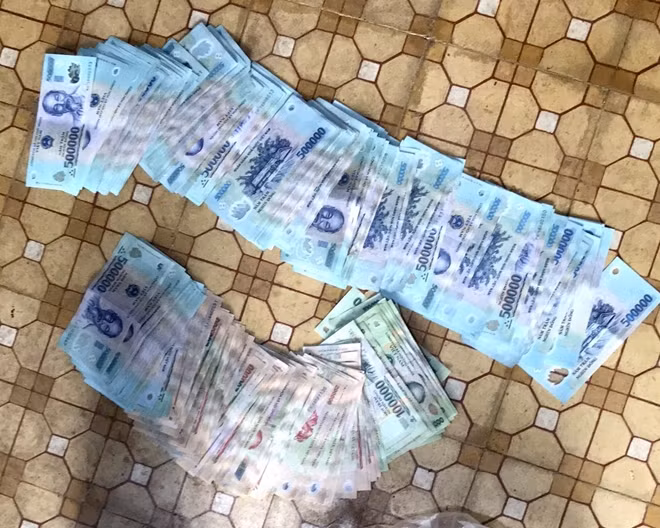 Tiền tang thu tại xới bạc.