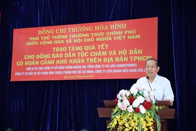 Phó Thủ tướng Thường trực Trương Hòa Bình phát biểu tại buổi trao tặng quà Tết.