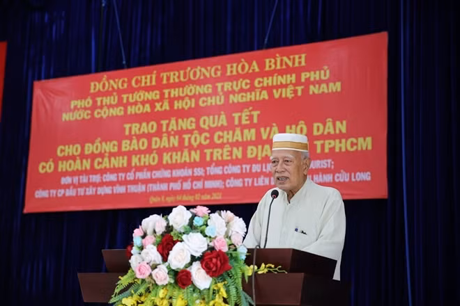 Ông Kim Sô - Giáo cả Thánh đường Anwar phường 1, quận 8, phát hiểu tại buổi trao tặng quà.