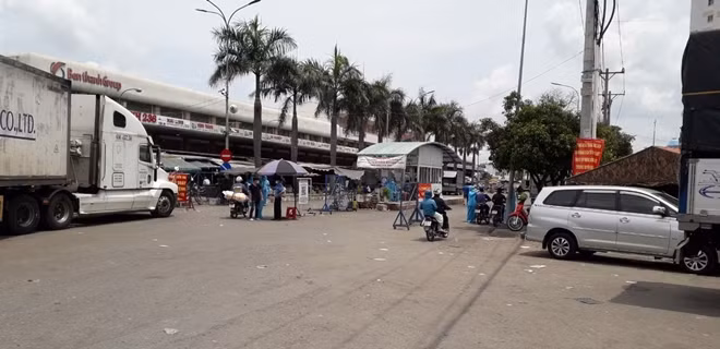 Chợ đầu mối Hóc Môn tạm dừng hoạt động để phòng chống dịch.