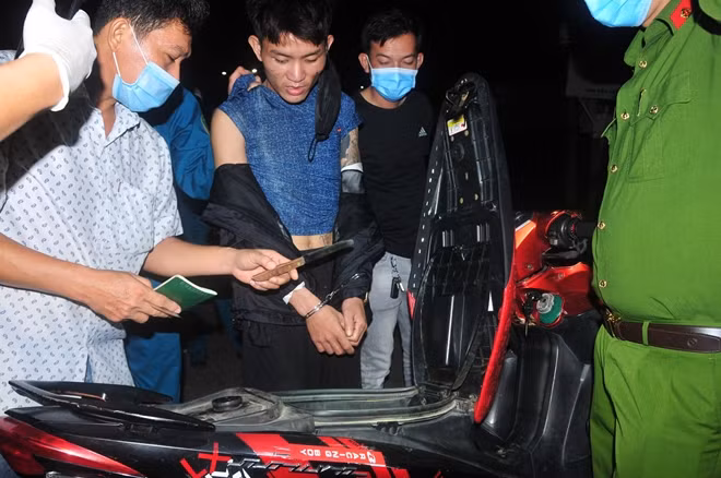 Đối tượng mang theo dao nhọn để trong cốp xe mô tô.